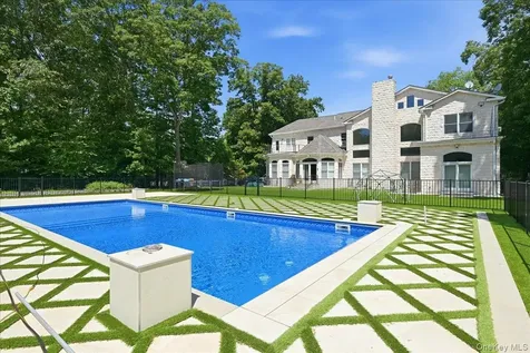 8 Headley Way Woodbury NY 11797