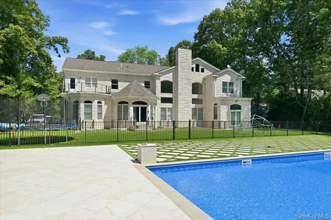 8 Headley Way Woodbury NY 11797