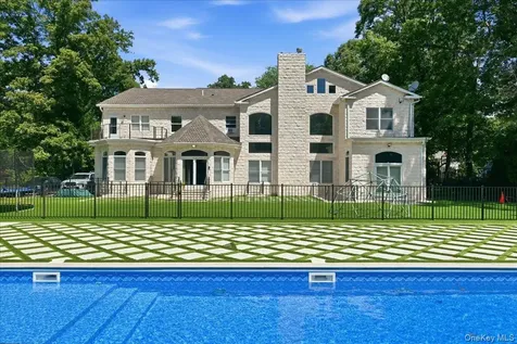 8 Headley Way Woodbury NY 11797