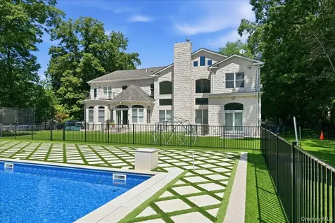 8 Headley Way Woodbury NY 11797