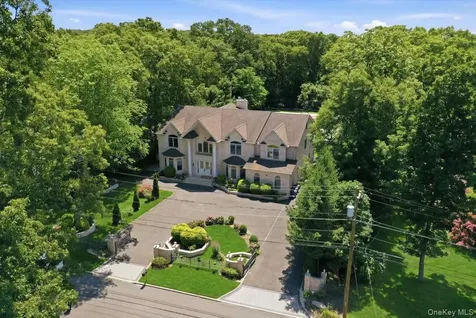 8 Headley Way Woodbury NY 11797