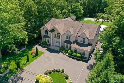8 Headley Way Woodbury NY 11797