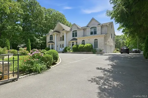8 Headley Way Woodbury NY 11797
