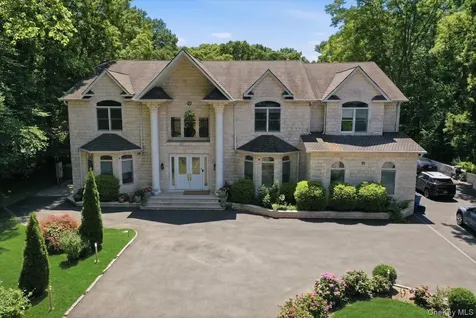 8 Headley Way Woodbury NY 11797