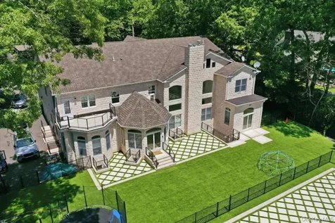 8 Headley Way Woodbury NY 11797