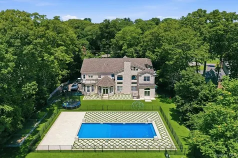 8 Headley Way Woodbury NY 11797