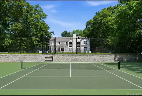 8 Headley Way Woodbury NY 11797