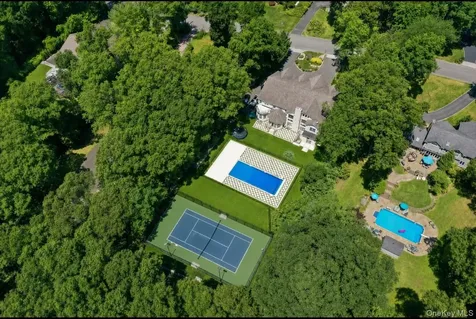 8 Headley Way Woodbury NY 11797