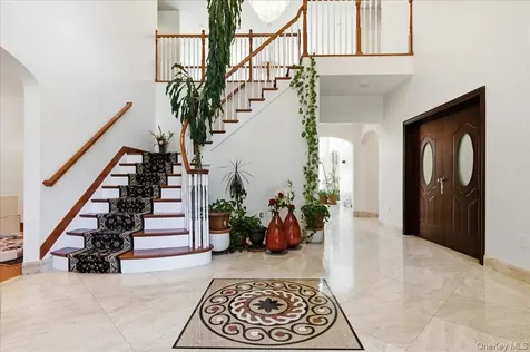 8 Headley Way Woodbury NY 11797