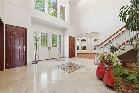 8 Headley Way Woodbury NY 11797