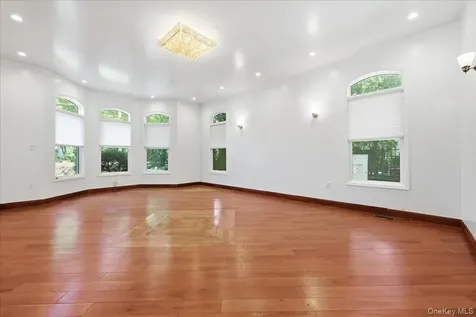 8 Headley Way Woodbury NY 11797