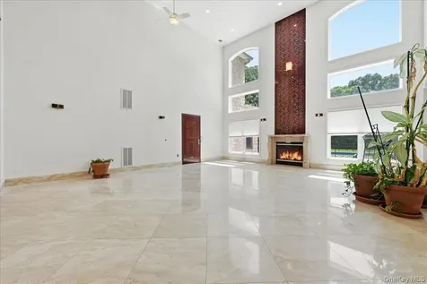 8 Headley Way Woodbury NY 11797