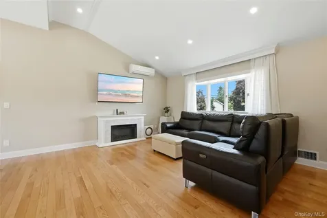 94 Ellensue Drive Deer Park NY 11729