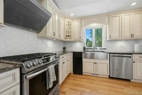 94 Ellensue Drive Deer Park NY 11729