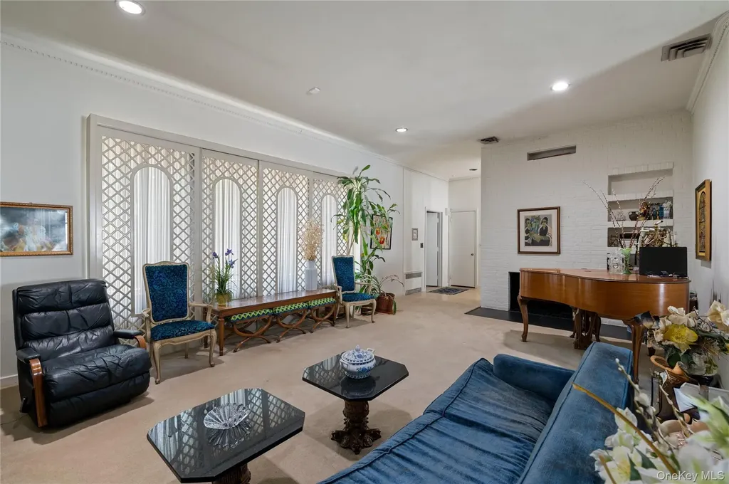 1026 W Broadway Woodmere NY 11598