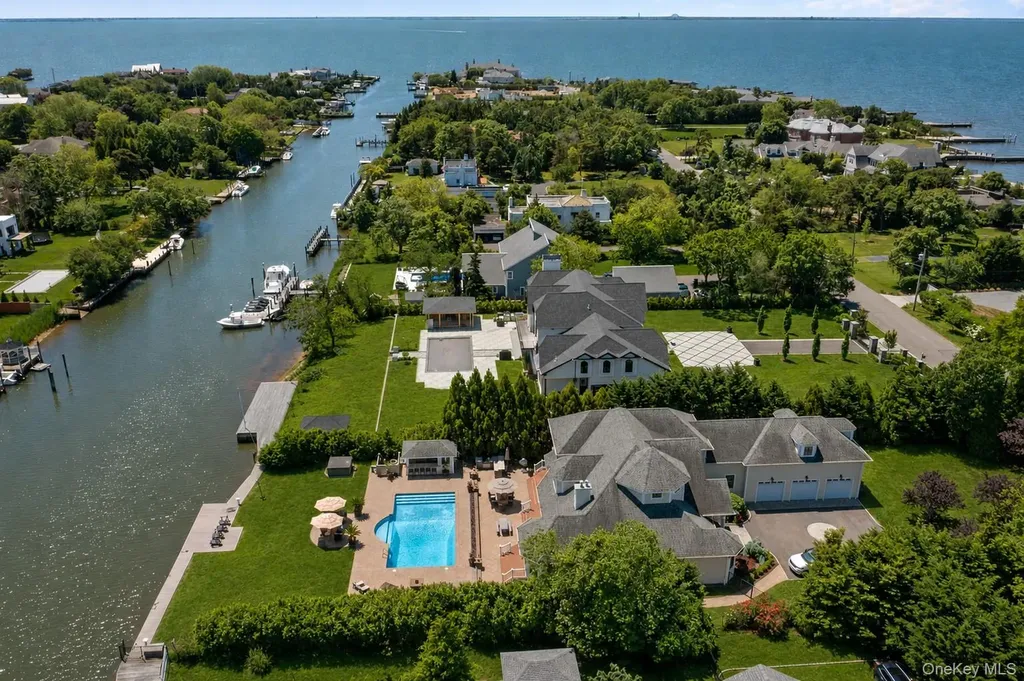 65 W Bayberry Road Islip NY 11751