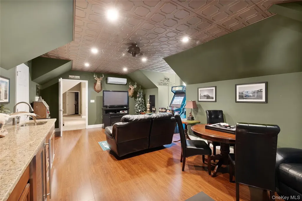 65 W Bayberry Road Islip NY 11751