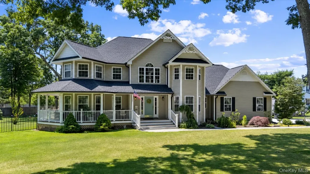 16 Crest Hollow Lane Manorville NY 11949