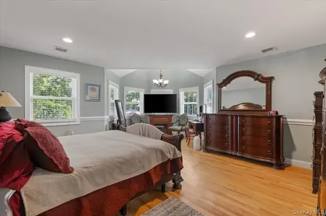 16 Crest Hollow Lane Manorville NY 11949