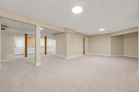 16 Crest Hollow Lane Manorville NY 11949