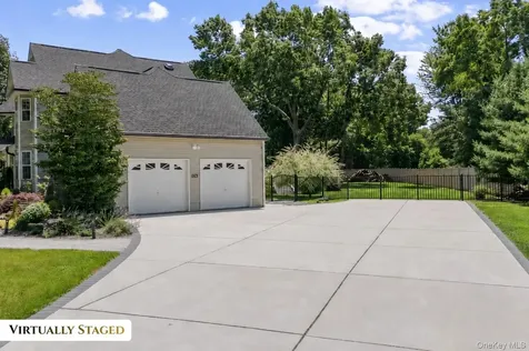 16 Crest Hollow Lane Manorville NY 11949
