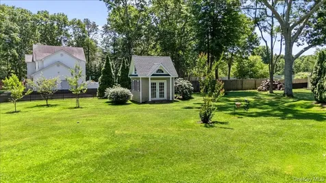 16 Crest Hollow Lane Manorville NY 11949