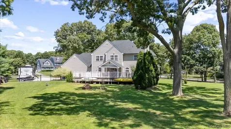 16 Crest Hollow Lane Manorville NY 11949