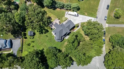16 Crest Hollow Lane Manorville NY 11949