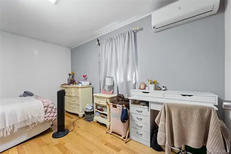 6907 Little Neck Parkway Glen Oaks NY 11004