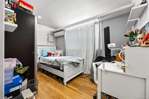 6907 Little Neck Parkway Glen Oaks NY 11004