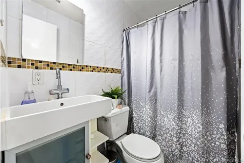 6907 Little Neck Parkway Glen Oaks NY 11004