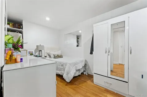 6907 Little Neck Parkway Glen Oaks NY 11004