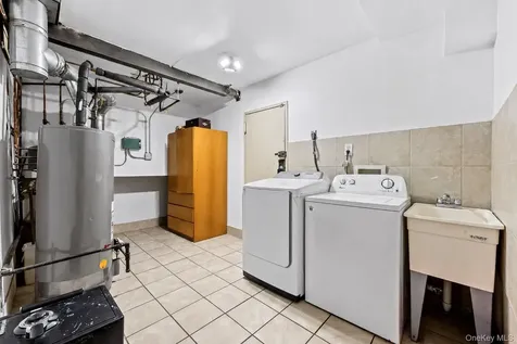 6907 Little Neck Parkway Glen Oaks NY 11004