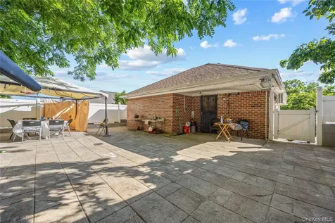 6907 Little Neck Parkway Glen Oaks NY 11004