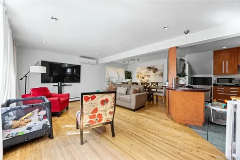 6907 Little Neck Parkway Glen Oaks NY 11004