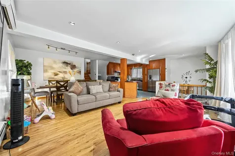 6907 Little Neck Parkway Glen Oaks NY 11004