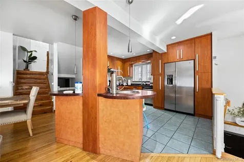 6907 Little Neck Parkway Glen Oaks NY 11004