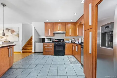 6907 Little Neck Parkway Glen Oaks NY 11004