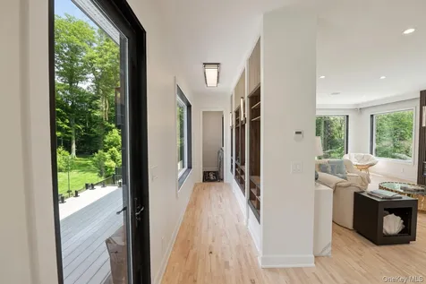 28 Rolling Hill Road Old Westbury NY 11568