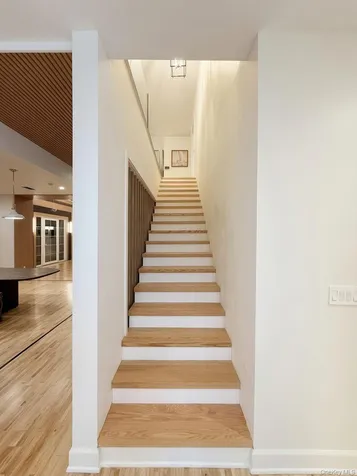 28 Rolling Hill Road Old Westbury NY 11568
