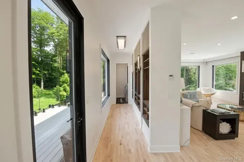 28 Rolling Hill Road Old Westbury NY 11568
