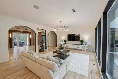 28 Rolling Hill Road Old Westbury NY 11568