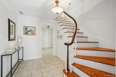 8 Abbey Road Orangeburg NY 10962
