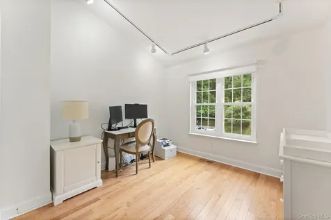 611 Pondside Drive White Plains NY 10607