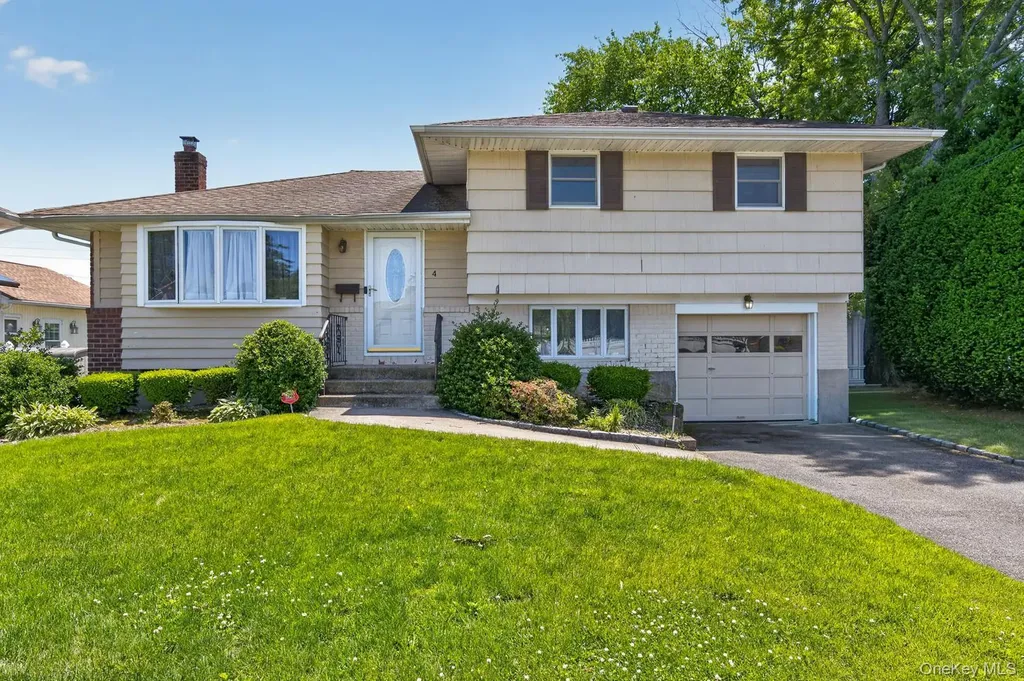 4 Gates Avenue Plainview NY 11803