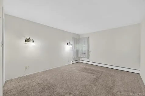 4 Gates Avenue Plainview NY 11803