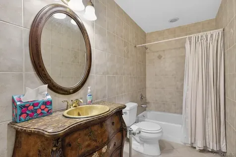 4 Gates Avenue Plainview NY 11803