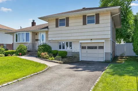 4 Gates Avenue Plainview NY 11803