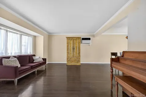 4 Gates Avenue Plainview NY 11803