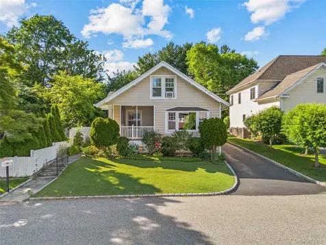 15 Pershing Avenue Locust Valley NY 11560